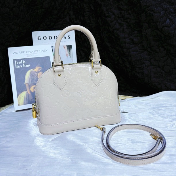 95新 LouisVuitton/路易威登 奶茶色小号贝壳包