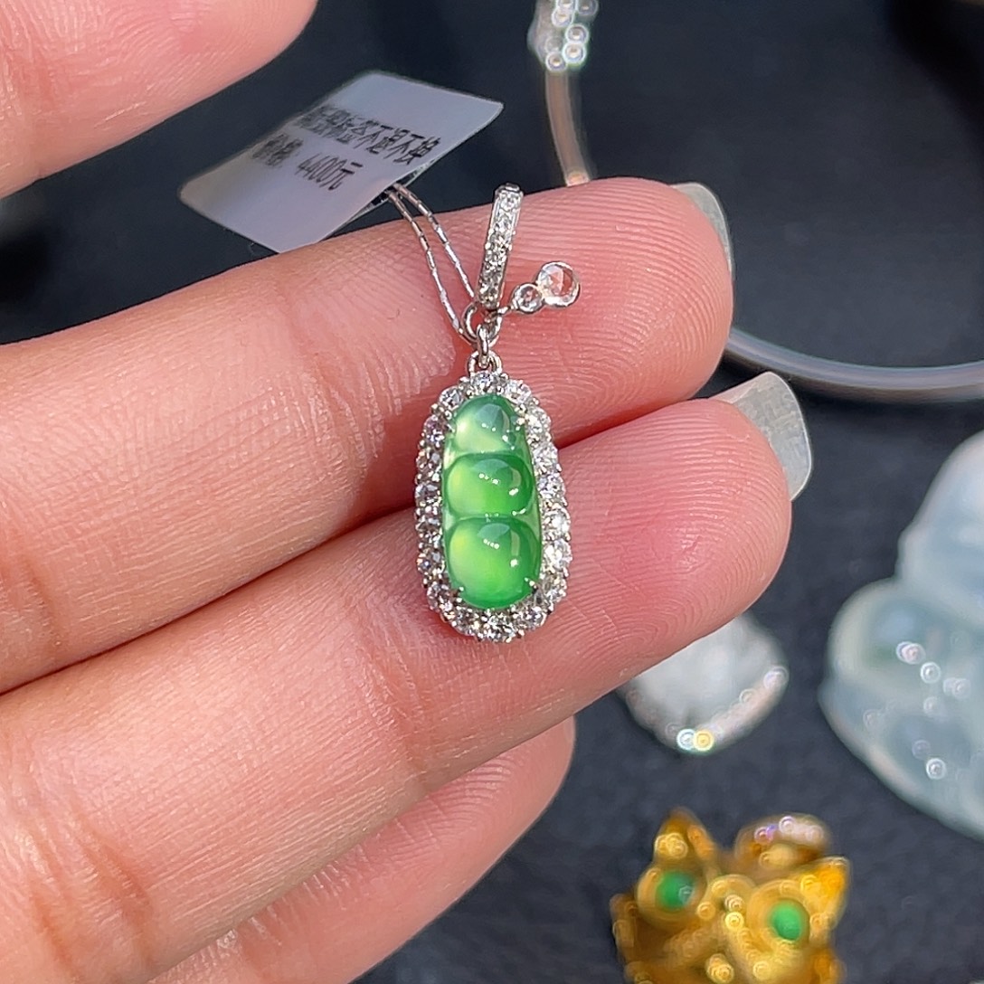 翡翠18K金镶嵌颈饰豆子