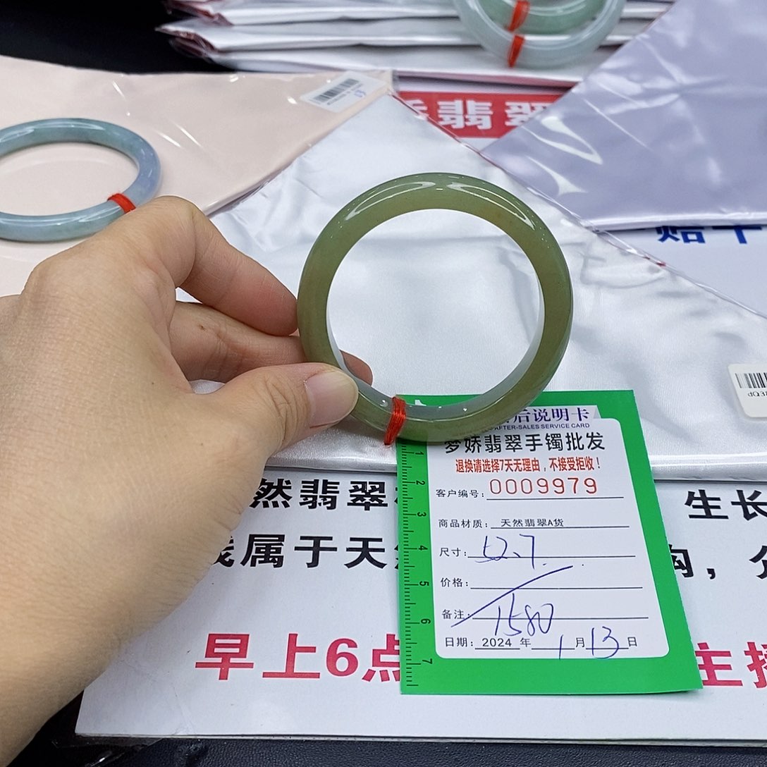 翡翠手镯未镶嵌翡翠手镯