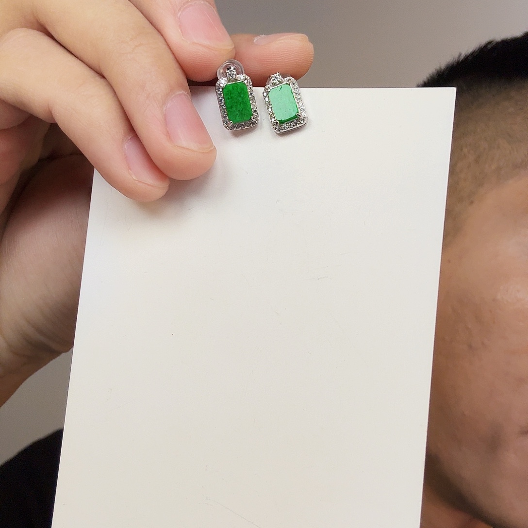 翡翠未镶嵌颈饰一对