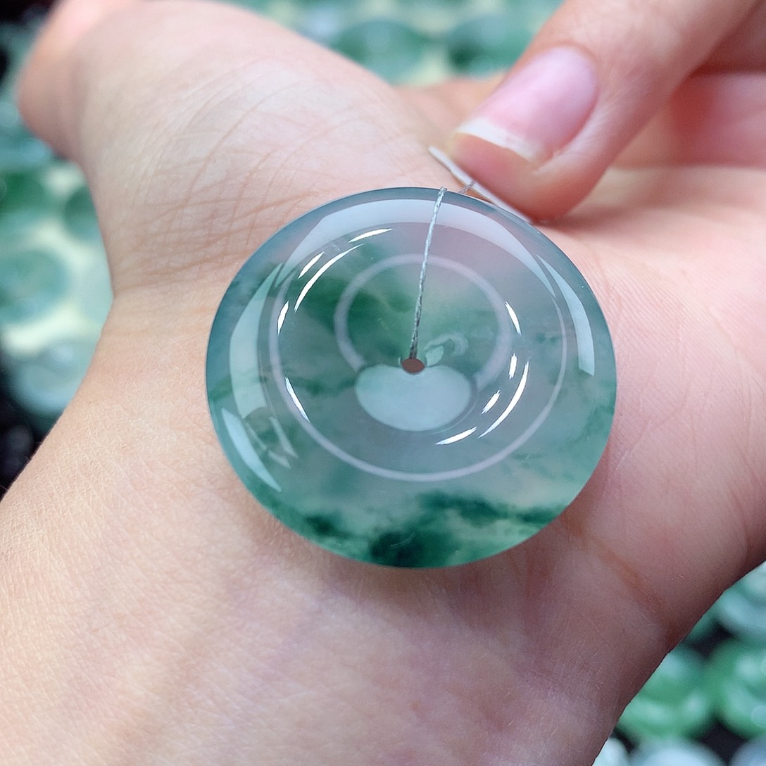 翡翠颈饰未镶嵌编号87。尺寸27.6-6.2