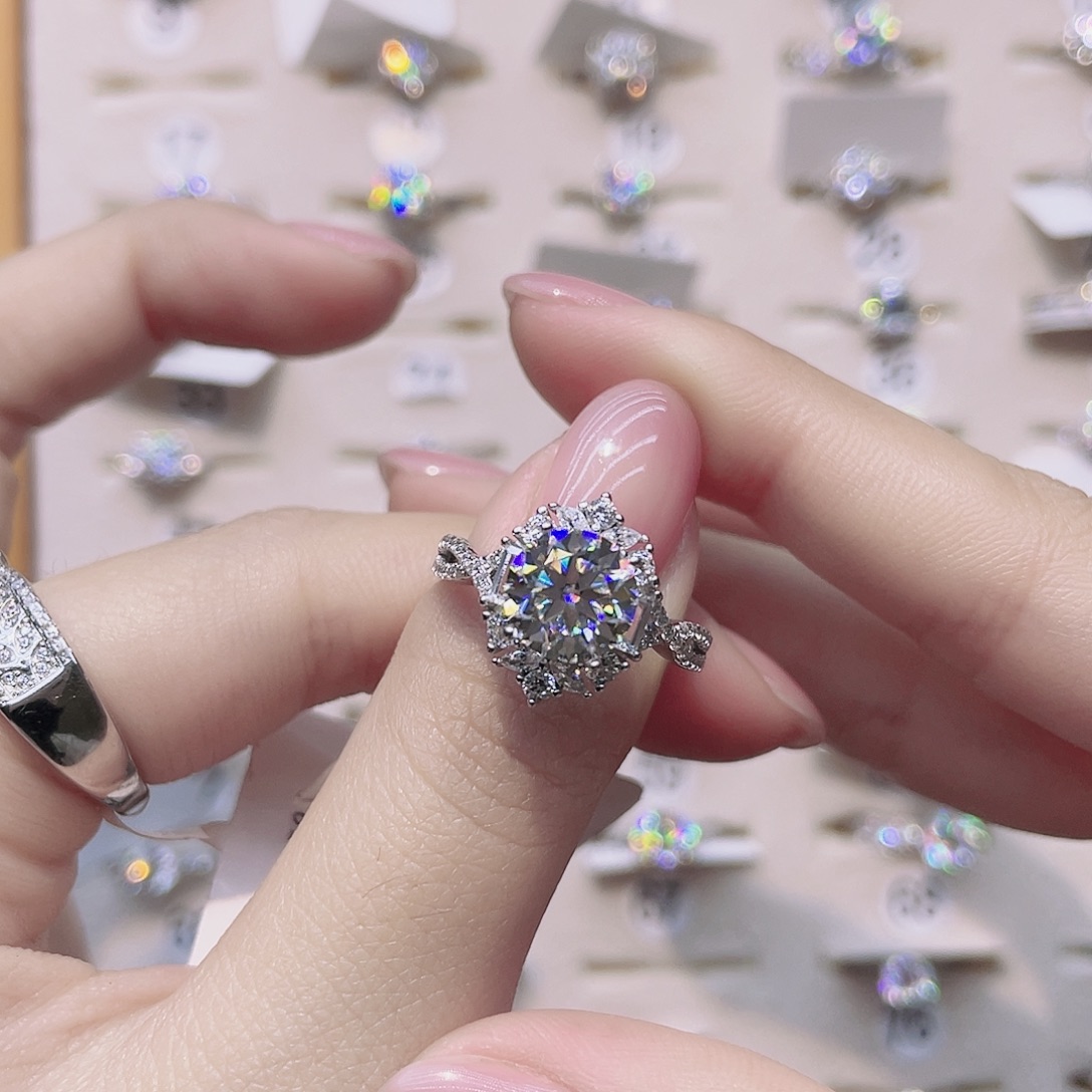 莫桑石非金属圈12。北极熊2克拉高定