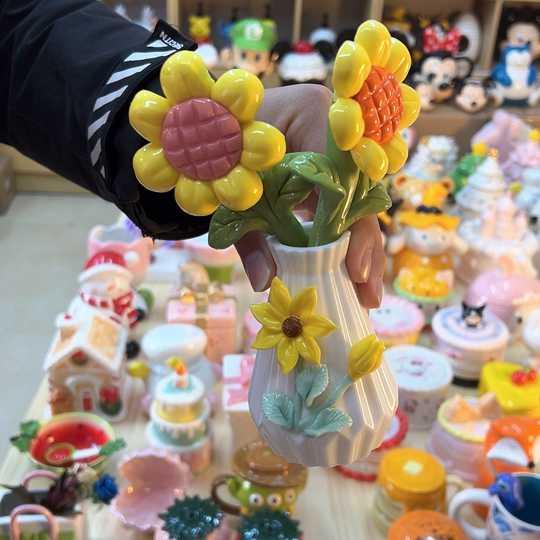 摆件陶瓷艺术家和艺术