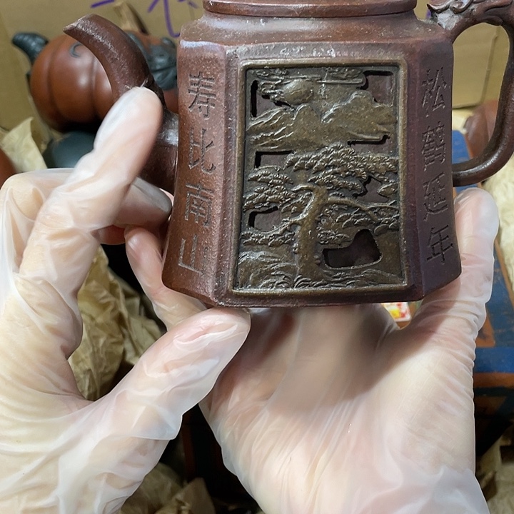 紫砂茶壶原矿泥料，纯手工制作的一把紫砂壶。