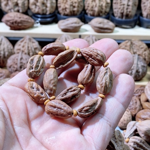 文玩核桃把件小***.葡萄干手串