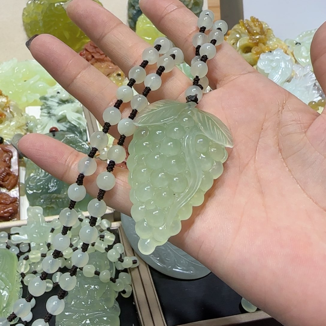 未镶嵌蛇纹石玉吊坠