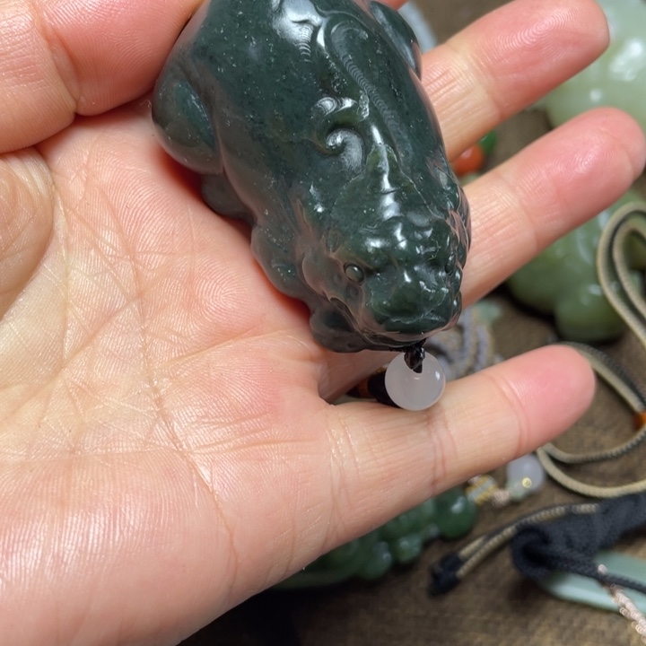 和田玉未镶嵌把件