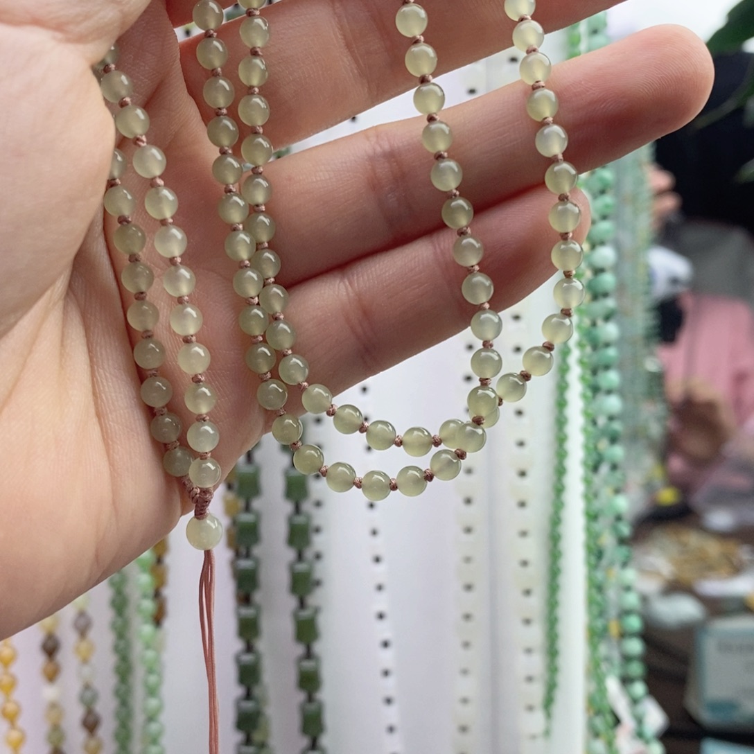 桃***子颈饰未镶嵌和田玉