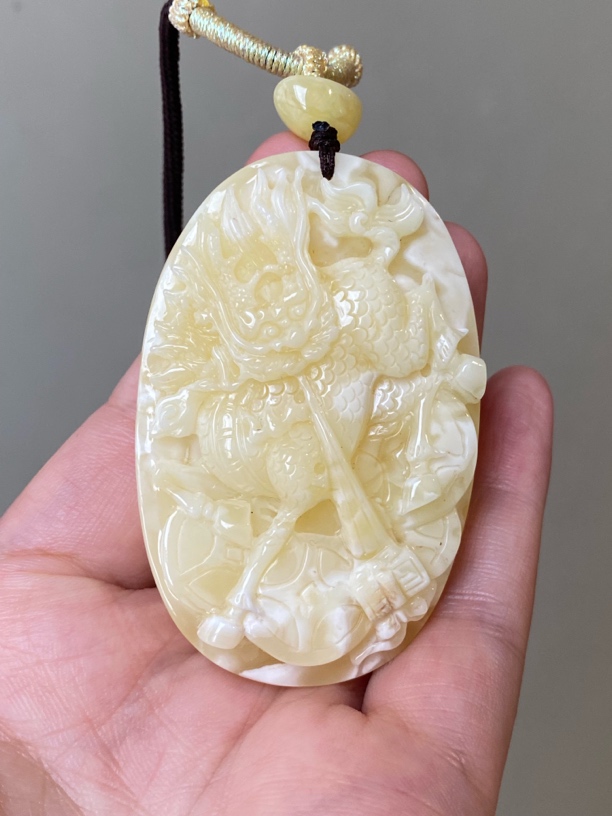 25.26俄罗斯白蜜麒麟蜜蜡吊坠稀少的品质题材当手把件也不错