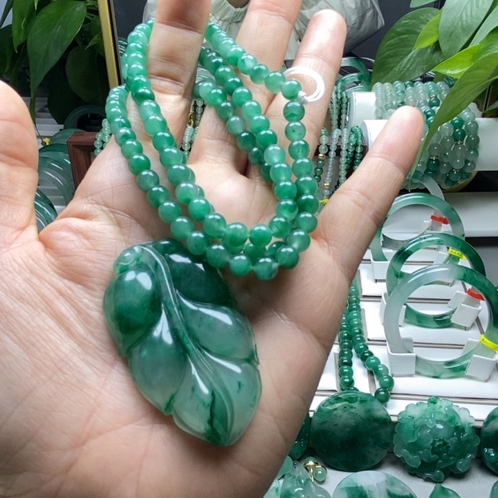 常***石英质玉未镶嵌颈饰