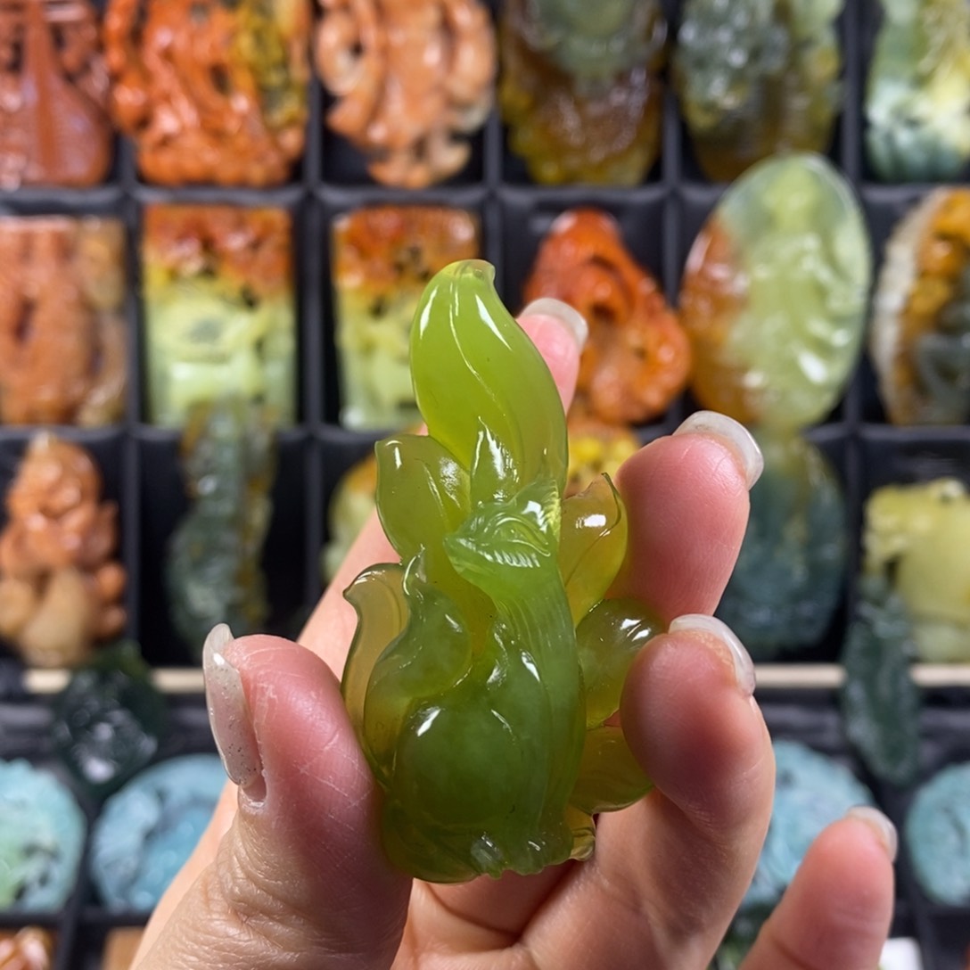 蛇纹石玉颈饰合金