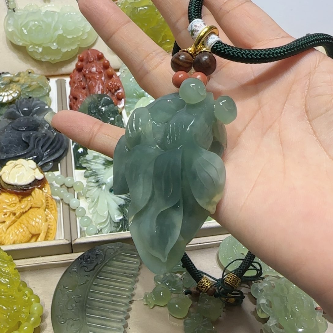 未镶嵌蛇纹石玉吊坠