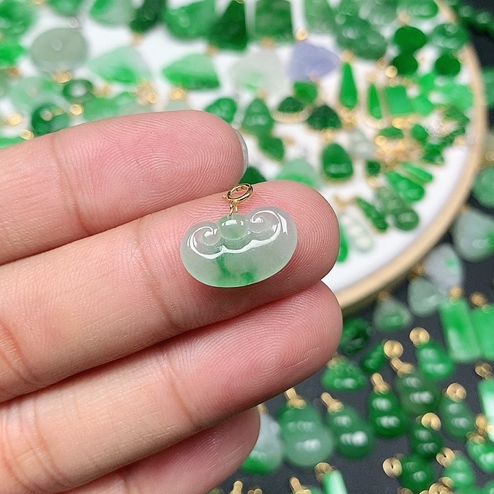 阿***忠翡翠18K金镶嵌颈饰飘绿如意