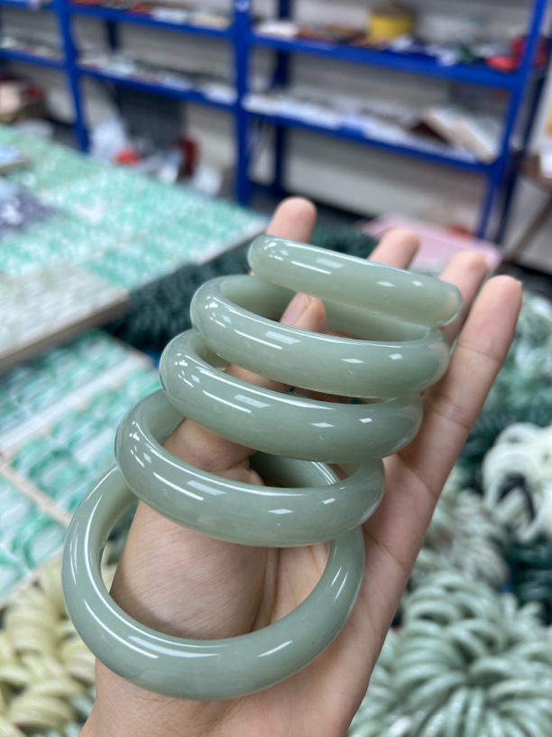 玉石手镯新疆东陵玉钢板老熟料正宽镯多样性发一