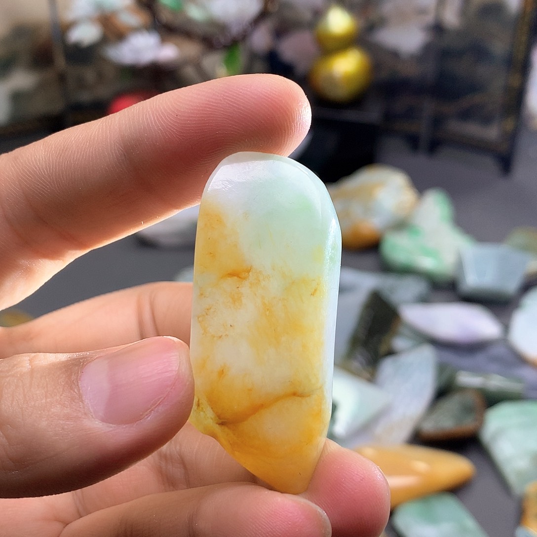 翡翠耳饰未镶嵌翡翠