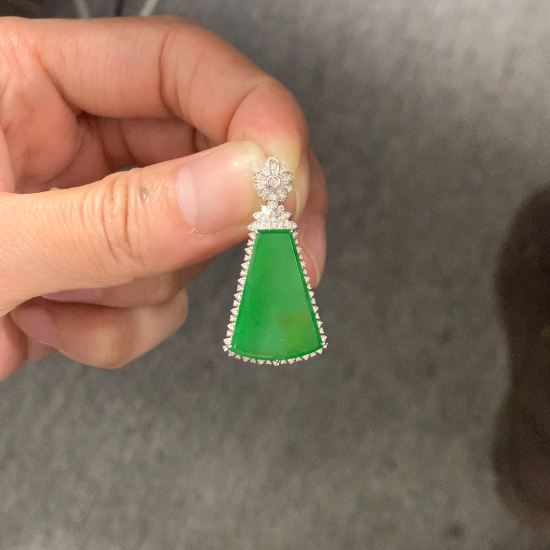 翡翠颈饰18K金镶嵌一***歪翡翠