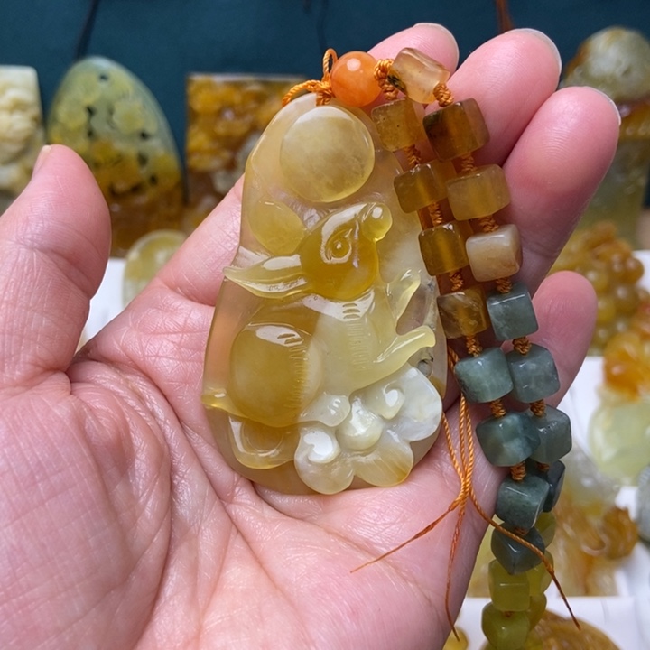 蛇纹石玉未镶嵌颈饰