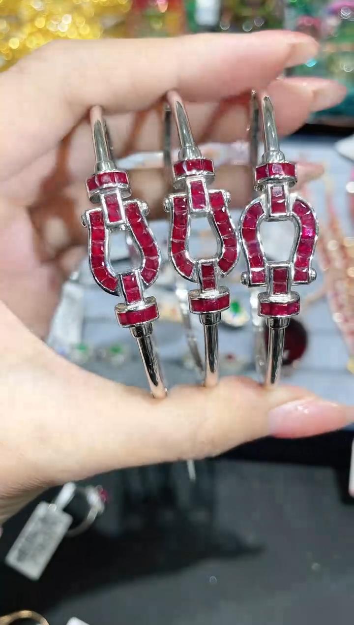 18K金镶嵌天然红宝石手镯马鞍款 多样性发其一