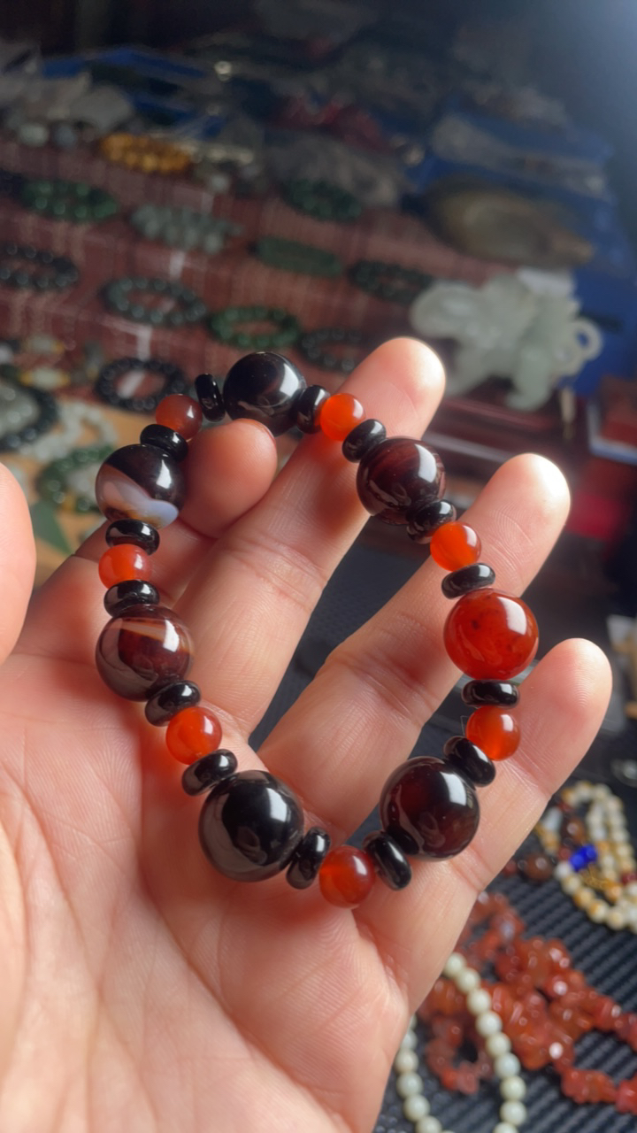 天然的玉髓玛瑙手串时尚