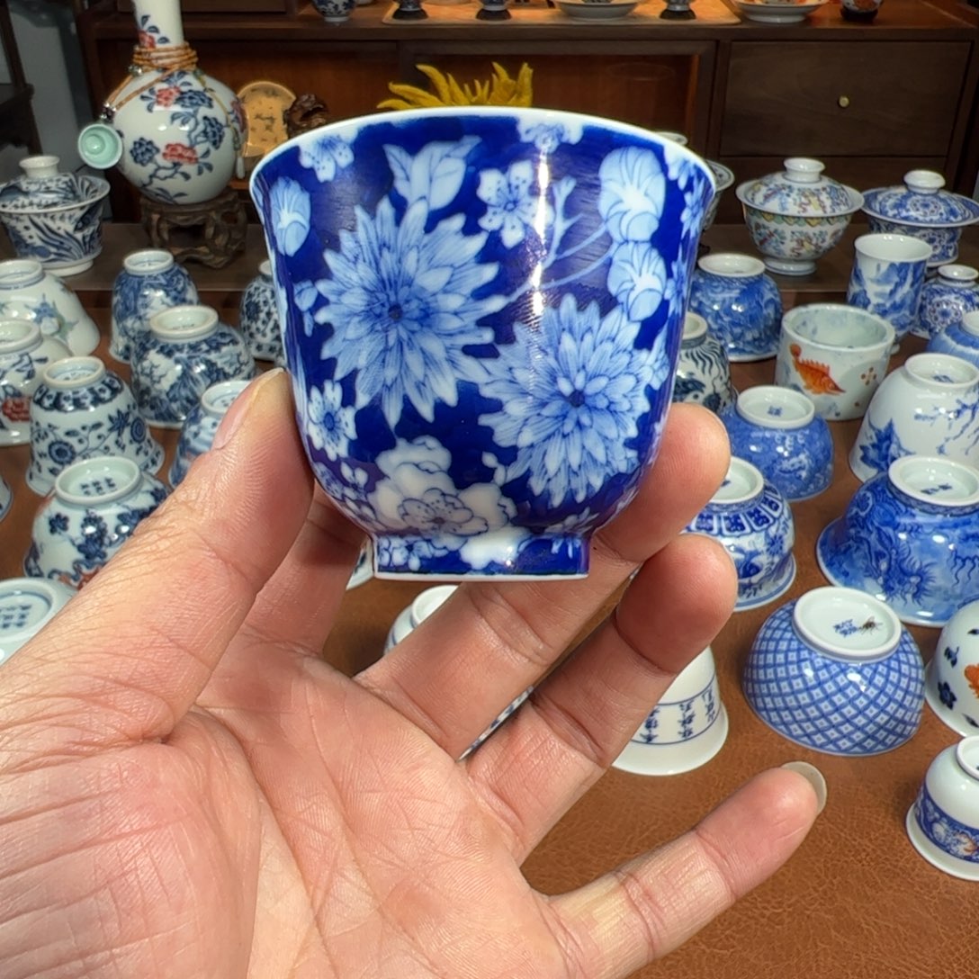 青花留白万花铃铛杯