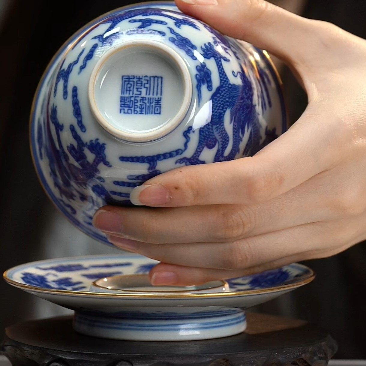 F青花九龙纹三才盖碗