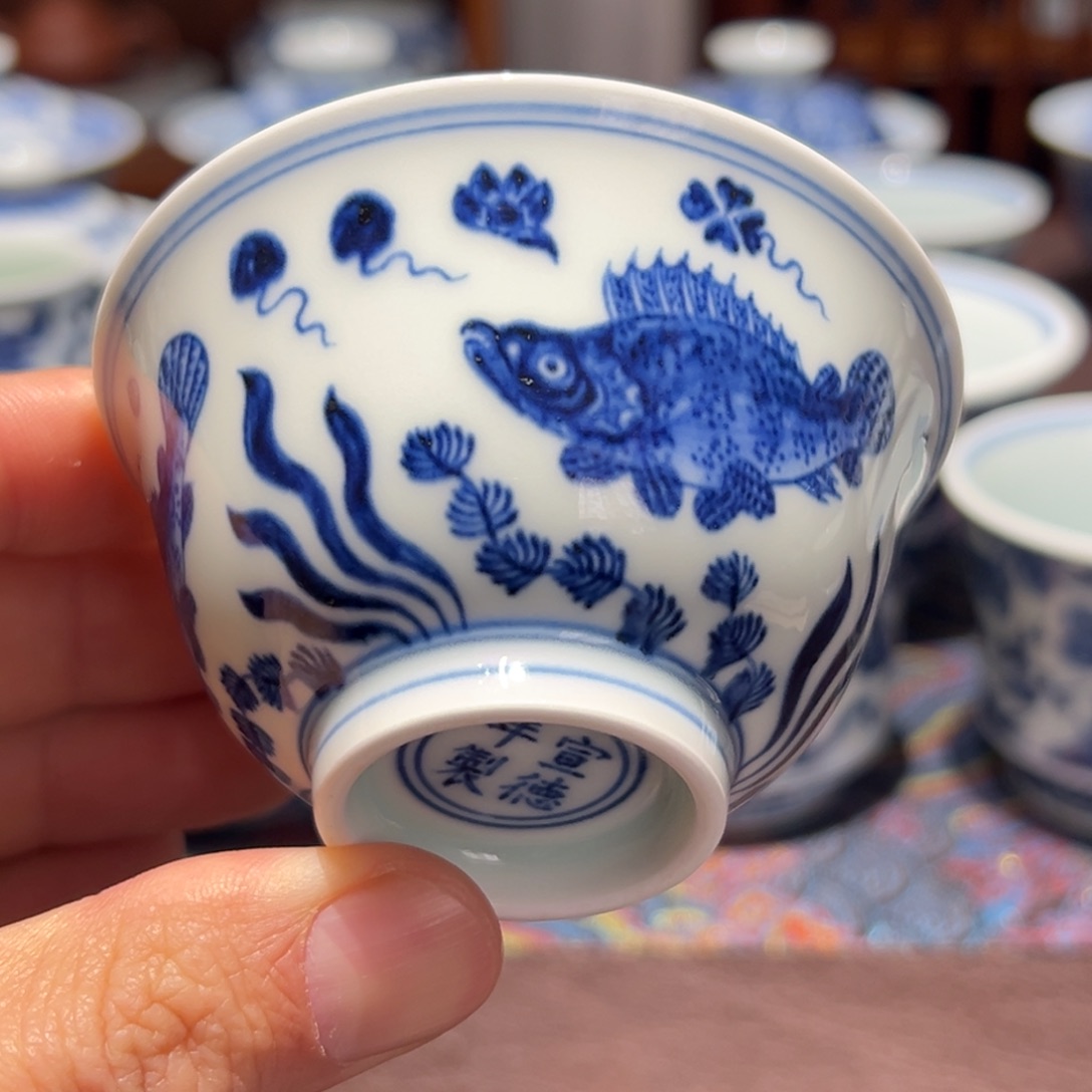 杯青花鱼藻纹三面鳜鱼撇口杯口径约7.8厘米