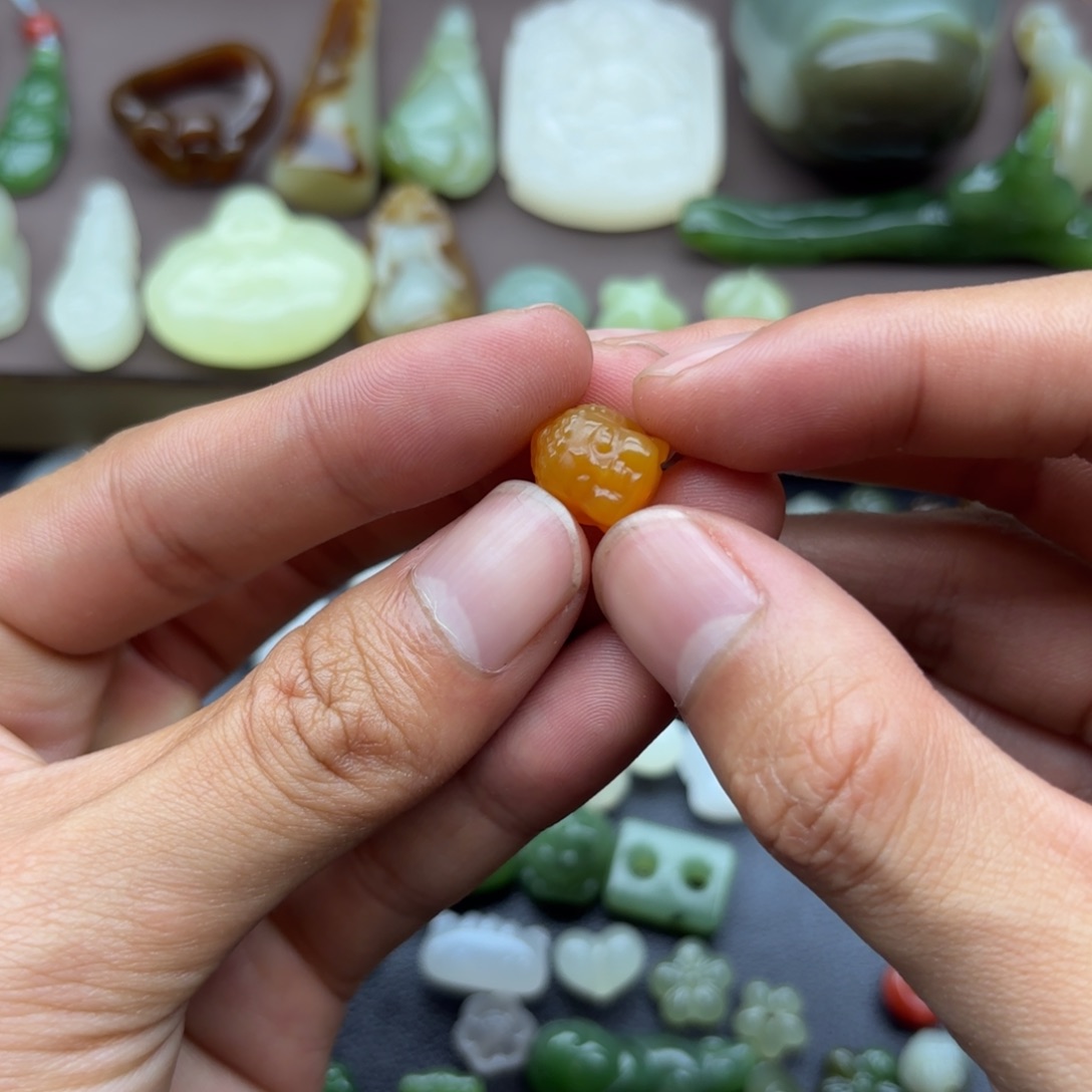 B****和田玉未镶嵌颈饰