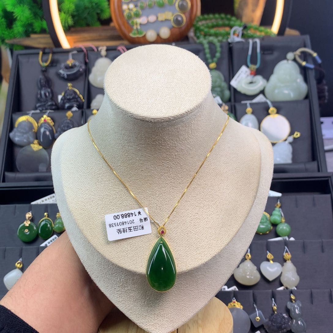 和田玉吊坠18K金镶嵌