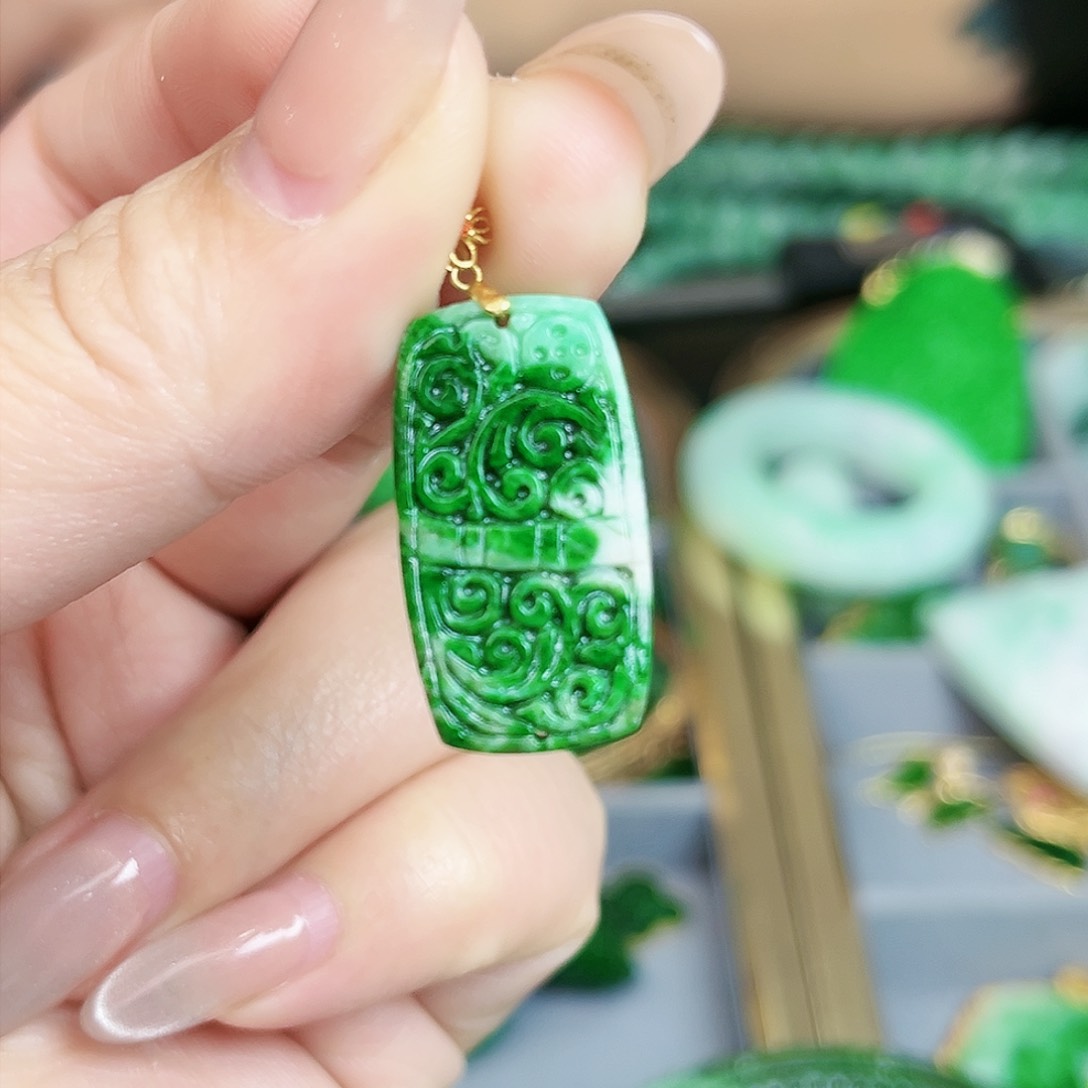 翡翠颈饰18K金镶嵌吊坠