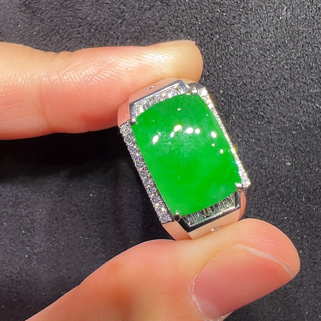 翡翠18K金镶嵌戒指