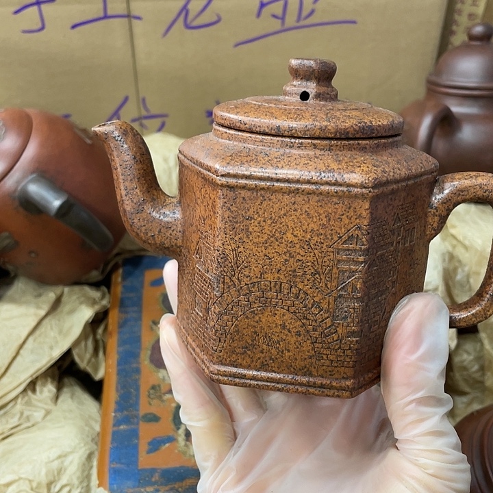 紫砂茶壶原矿泥料，手工制作的一把紫砂壶。