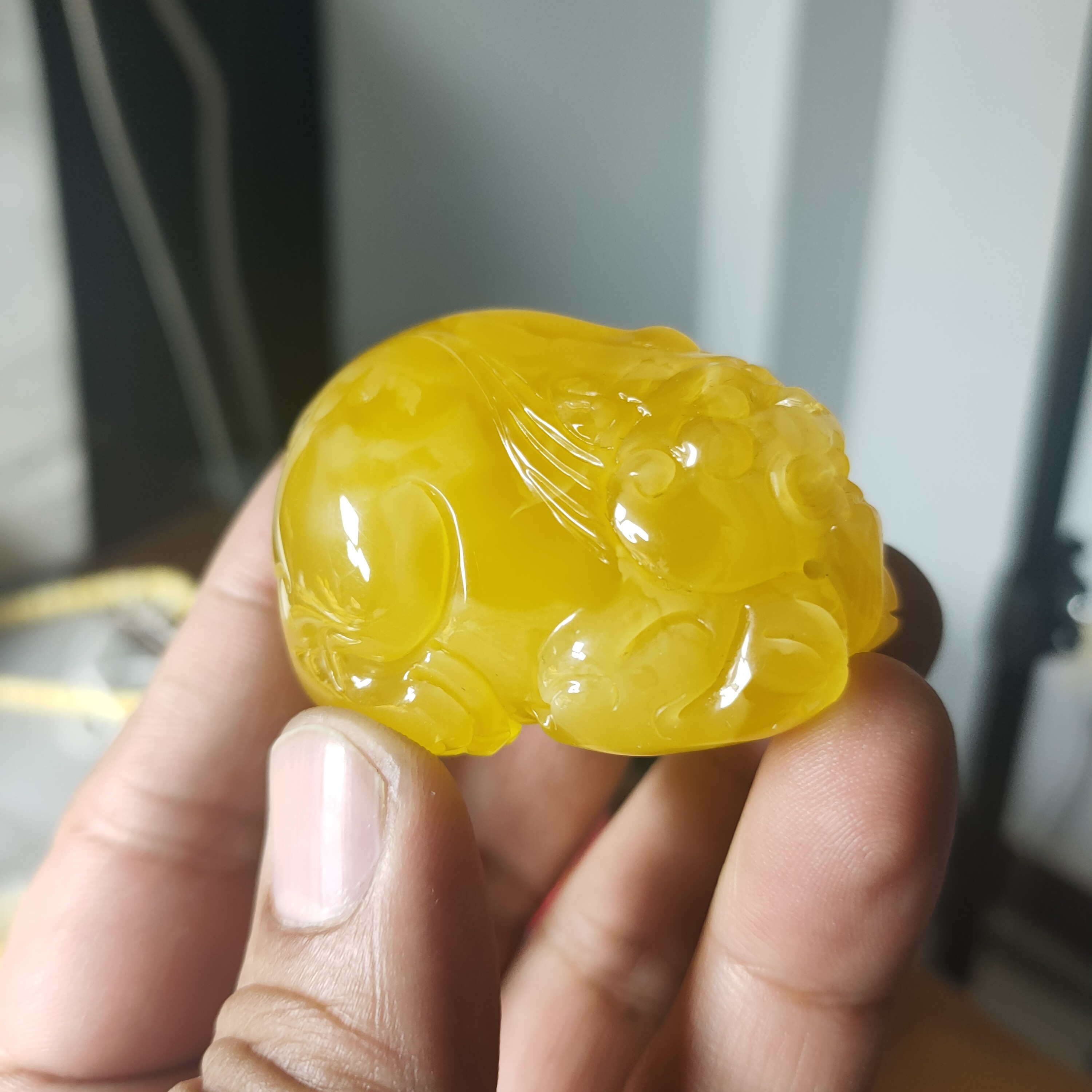 天然蜜蜡鸡油黄貔貅吊坠