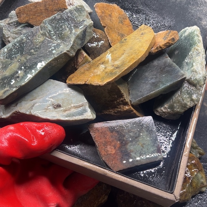 透闪石-蛇纹石玉珠宝奇石未镶嵌