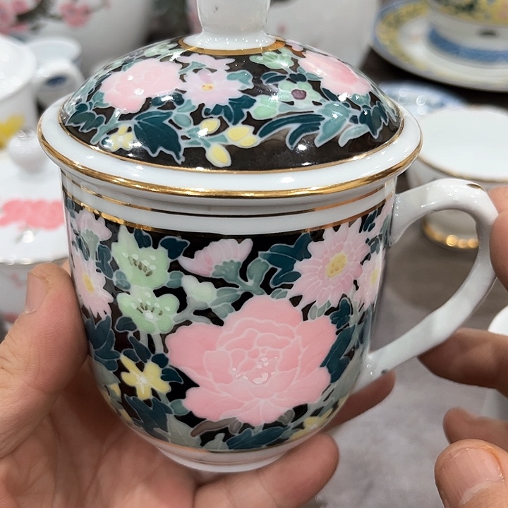 釉下五彩的瓷器和瓷器