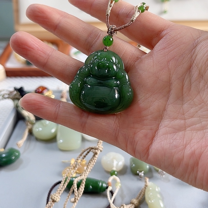 如***令和田玉未镶嵌颈饰