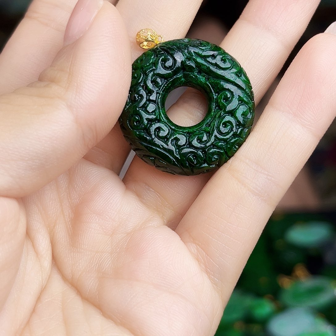 翡翠18K金镶嵌颈饰多样性