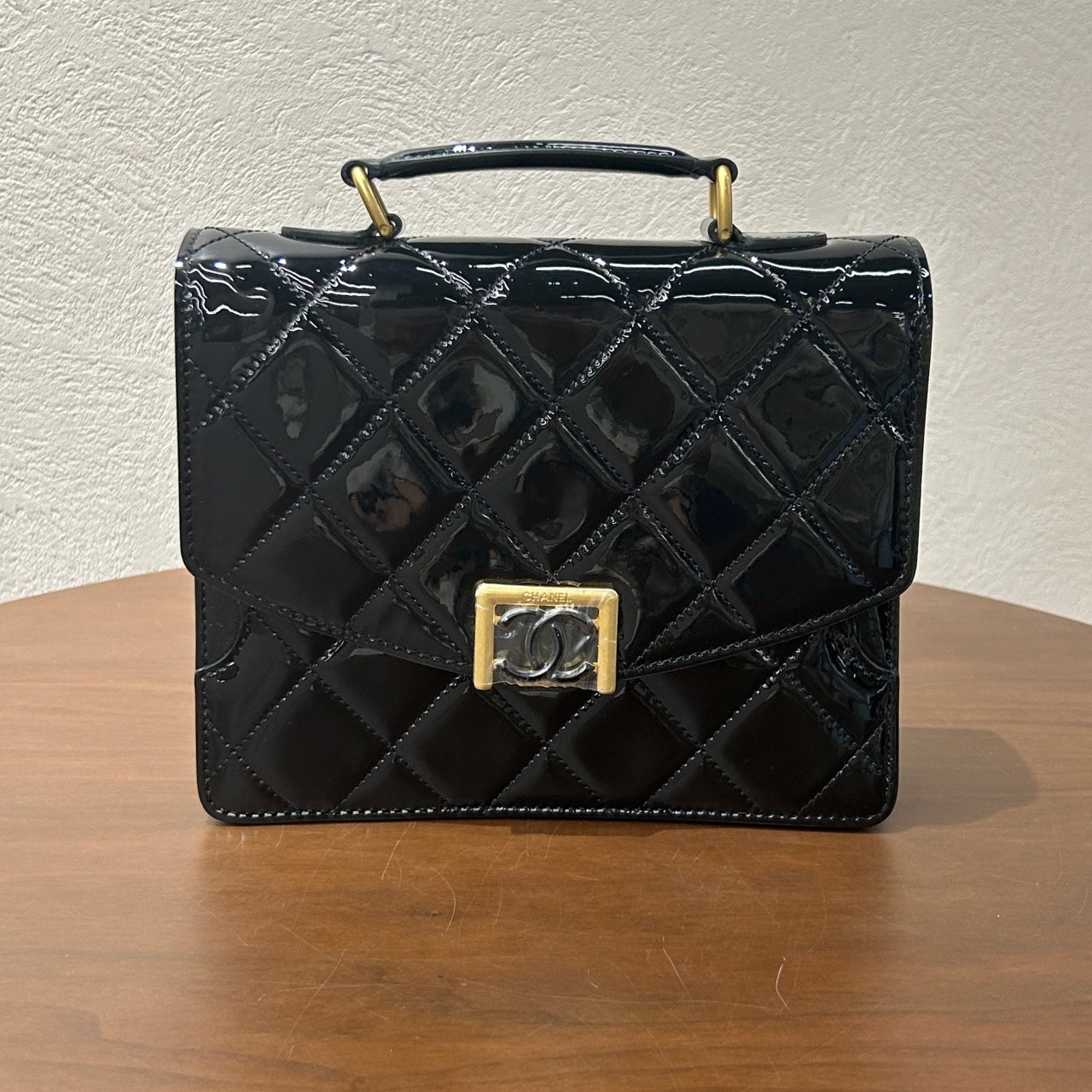 99新 Chanel/香奈儿 23A 黑金漆皮风琴邮差包
