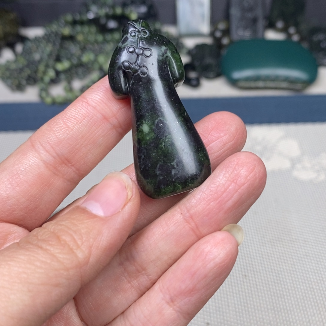 潇***6蛇纹石玉未镶嵌颈饰