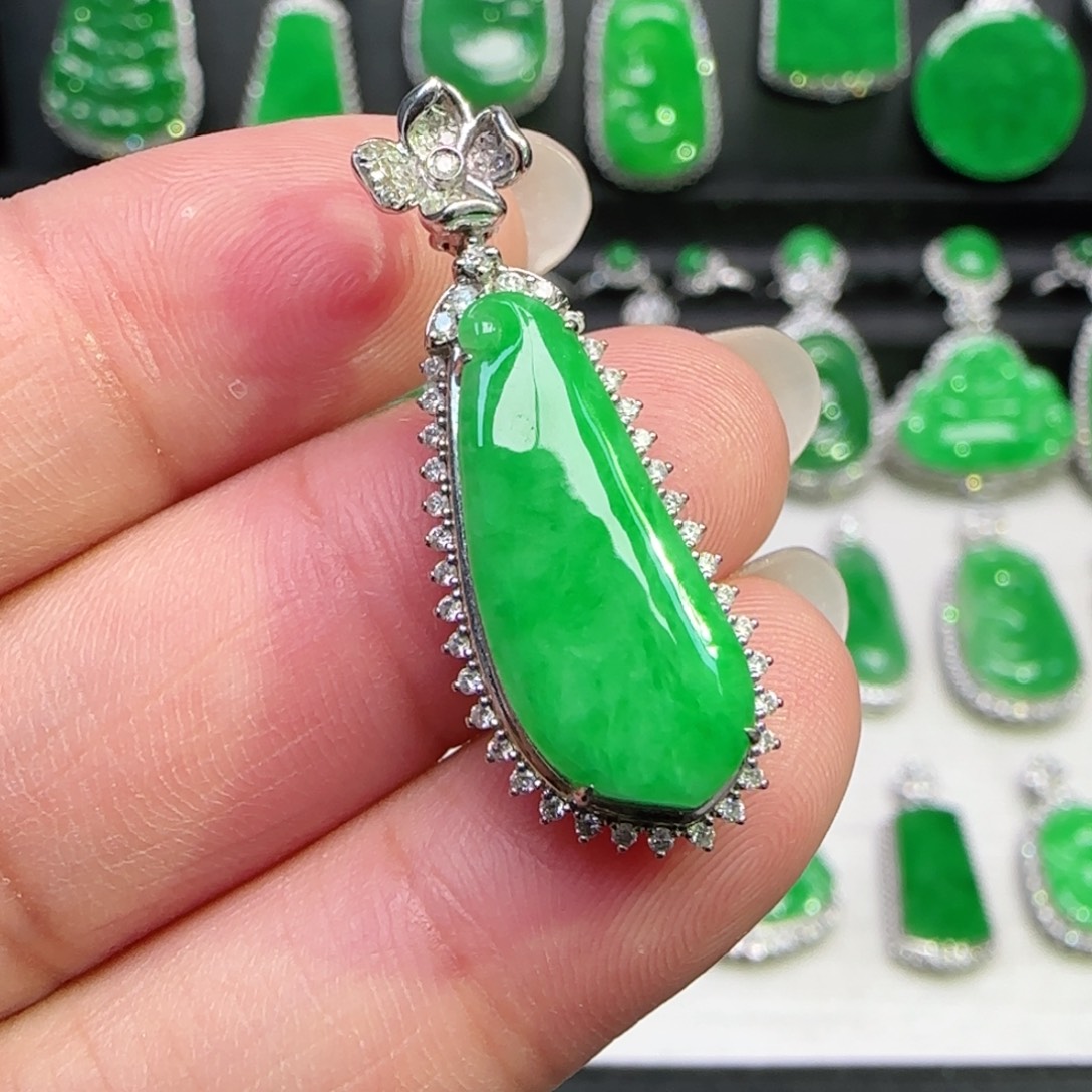 翡翠18K金镶嵌颈饰吊坠