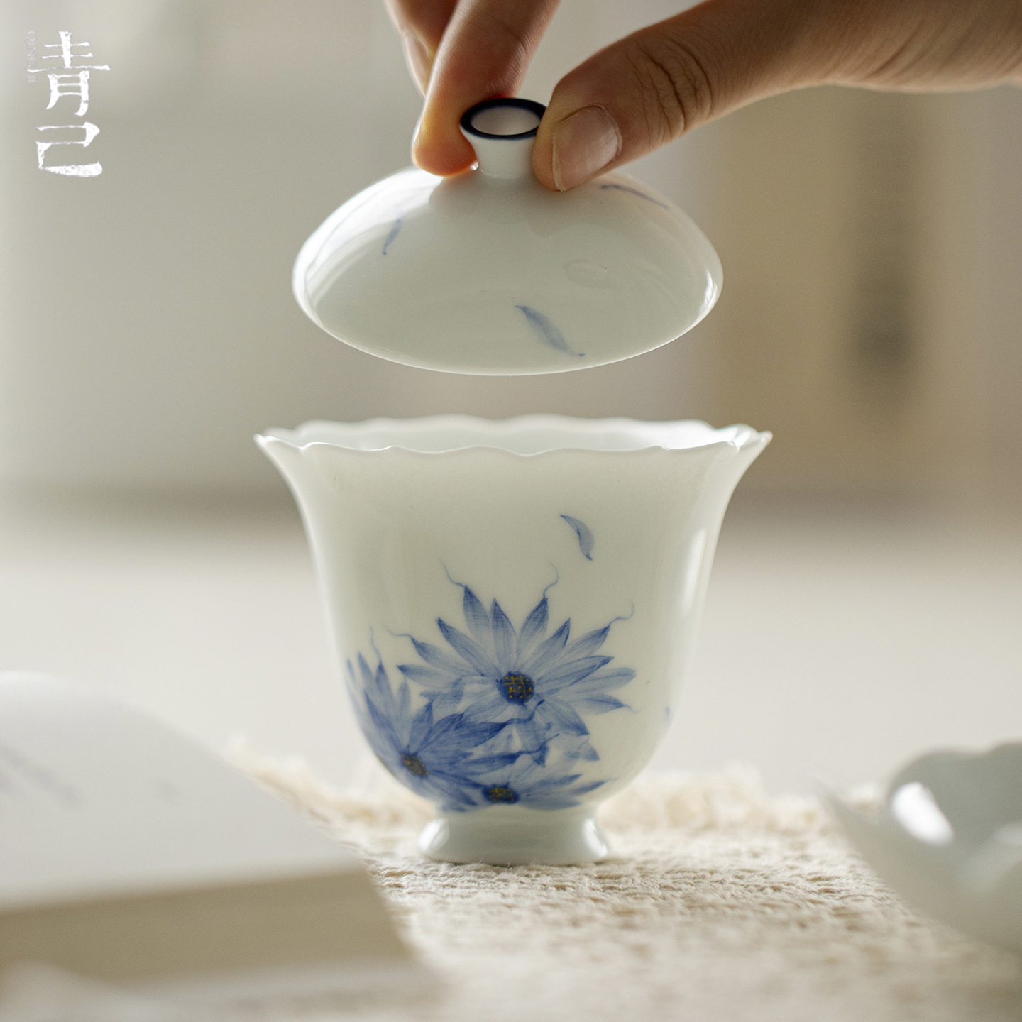 青己玉泥白瓷手绘蓝菊陶瓷盖碗功夫茶具高足花口家用泡茶碗盖碗
