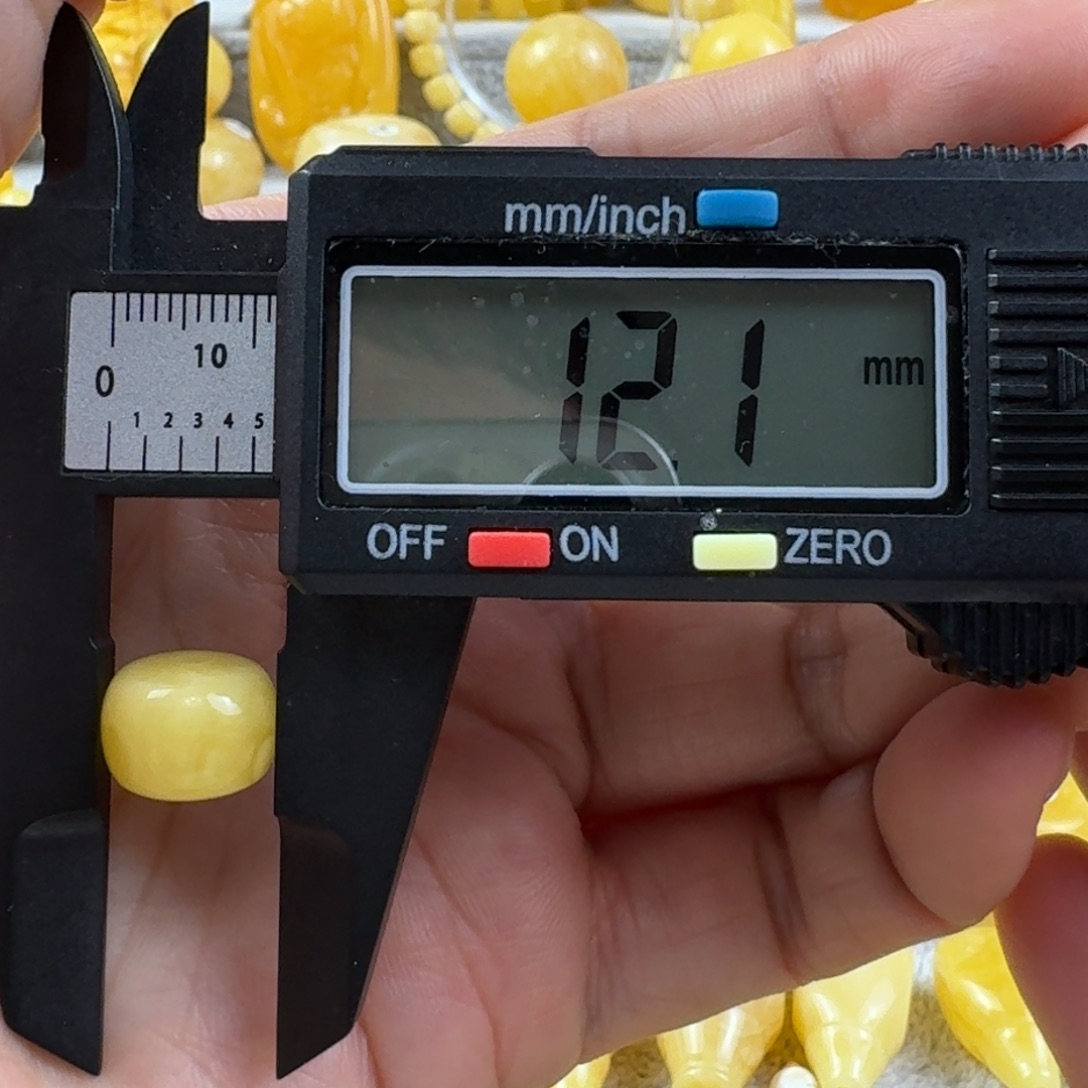 亚***丽蜜蜡未镶嵌裸石28