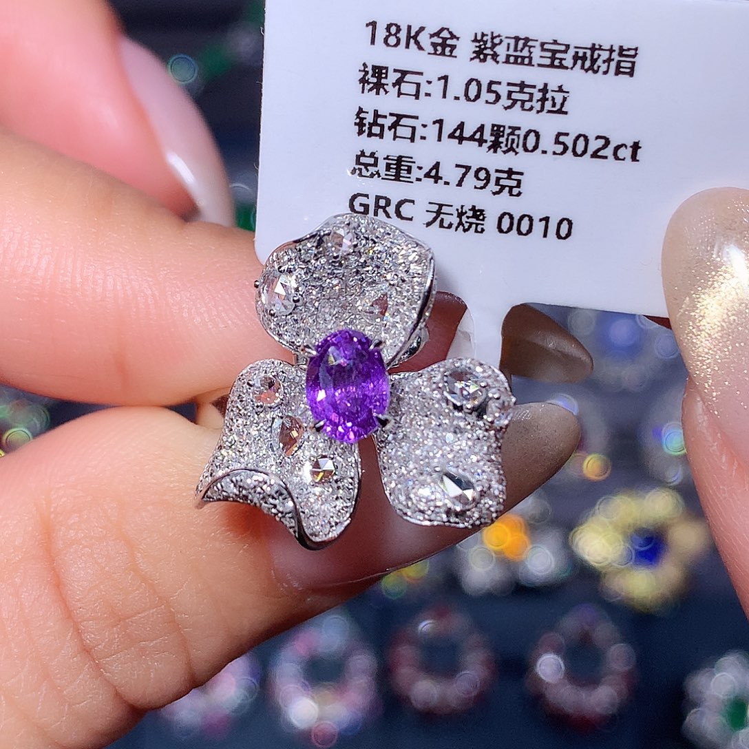 18K金镶嵌彩色蓝宝石戒指