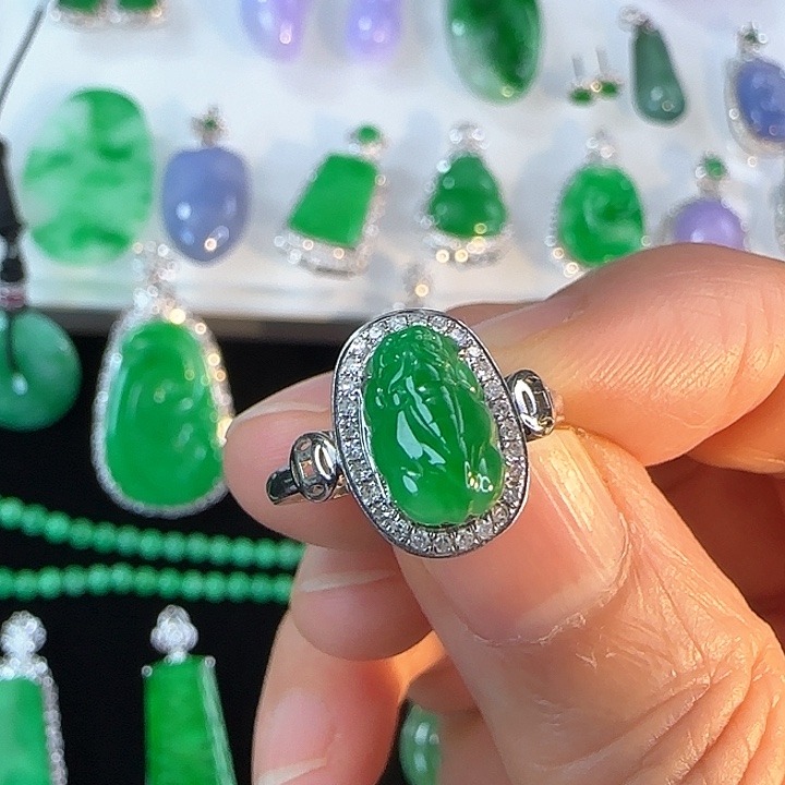 翡翠戒指18K金镶嵌貔貅