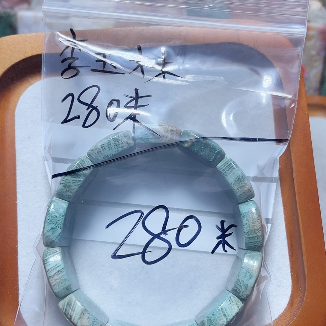 李***。硅化珊瑚（珊瑚玉）合金颈饰