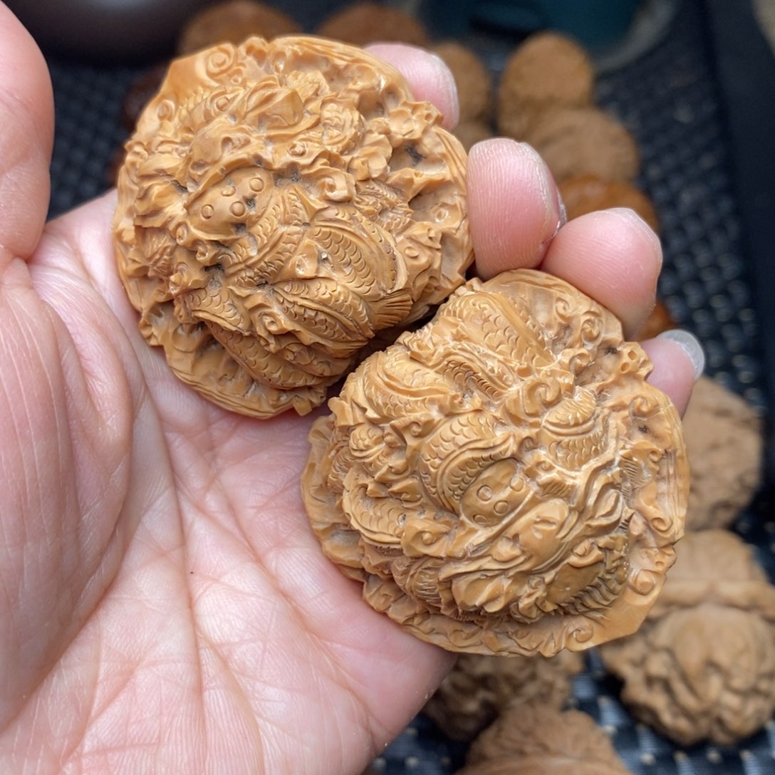 文玩核桃把件雕刻龙