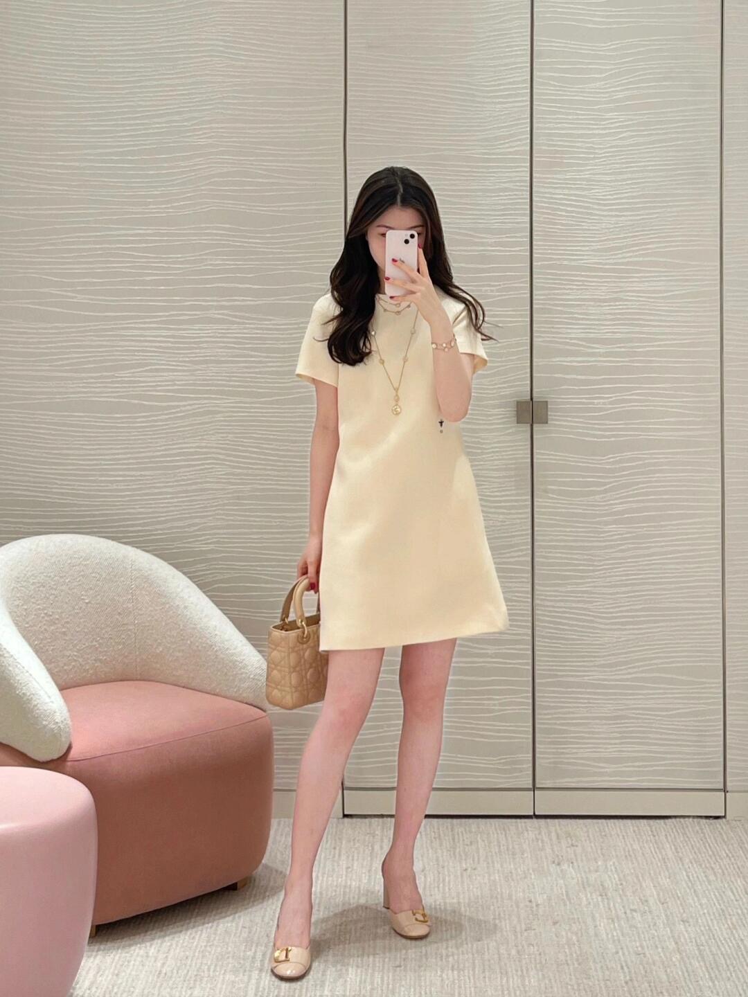 CLASSIEVU~极简遮肚子短袖修身显瘦通勤圆领米白色连衣裙短裙