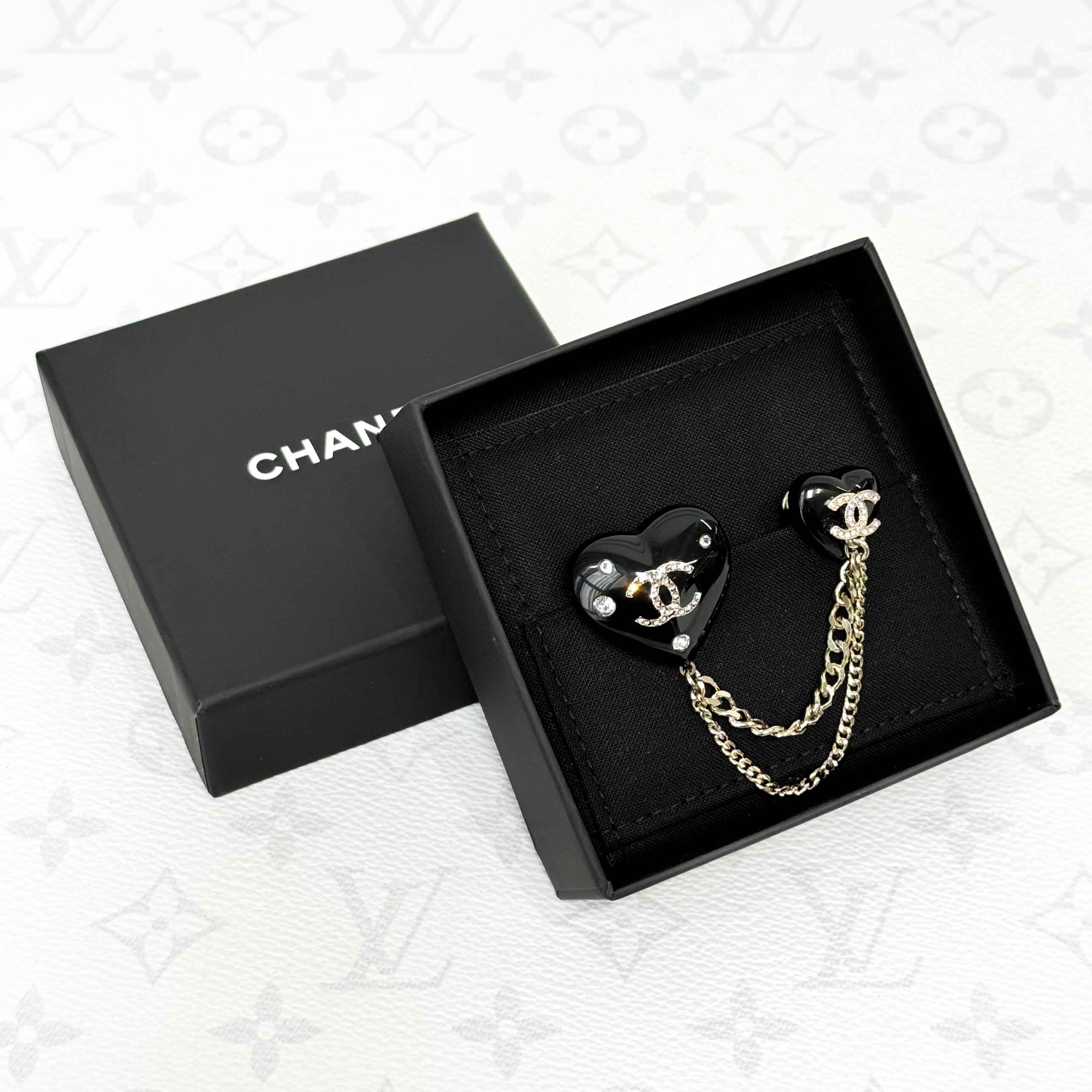 99新 Chanel/香奈儿 22B黑色爱心满钻双C桃心链条胸针，99新有盒 