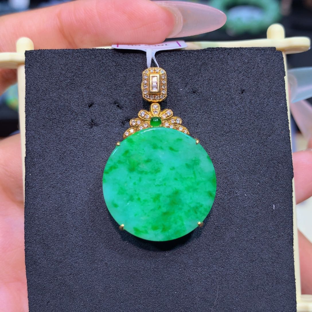 翡翠18K金镶嵌颈饰翡翠