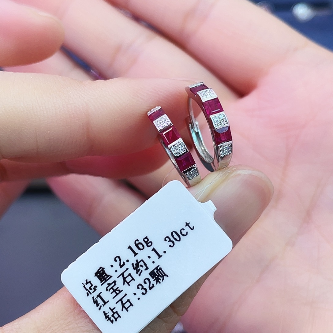 红宝石耳饰18K金镶嵌1.30克拉鸽血红耳扣