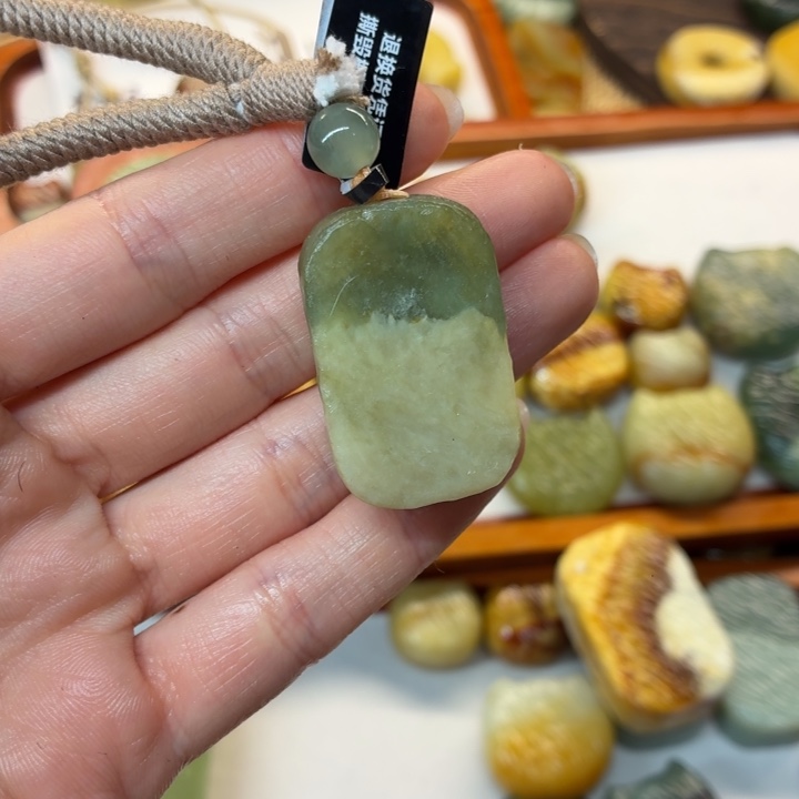 圈***O蛇纹石玉未镶嵌颈饰